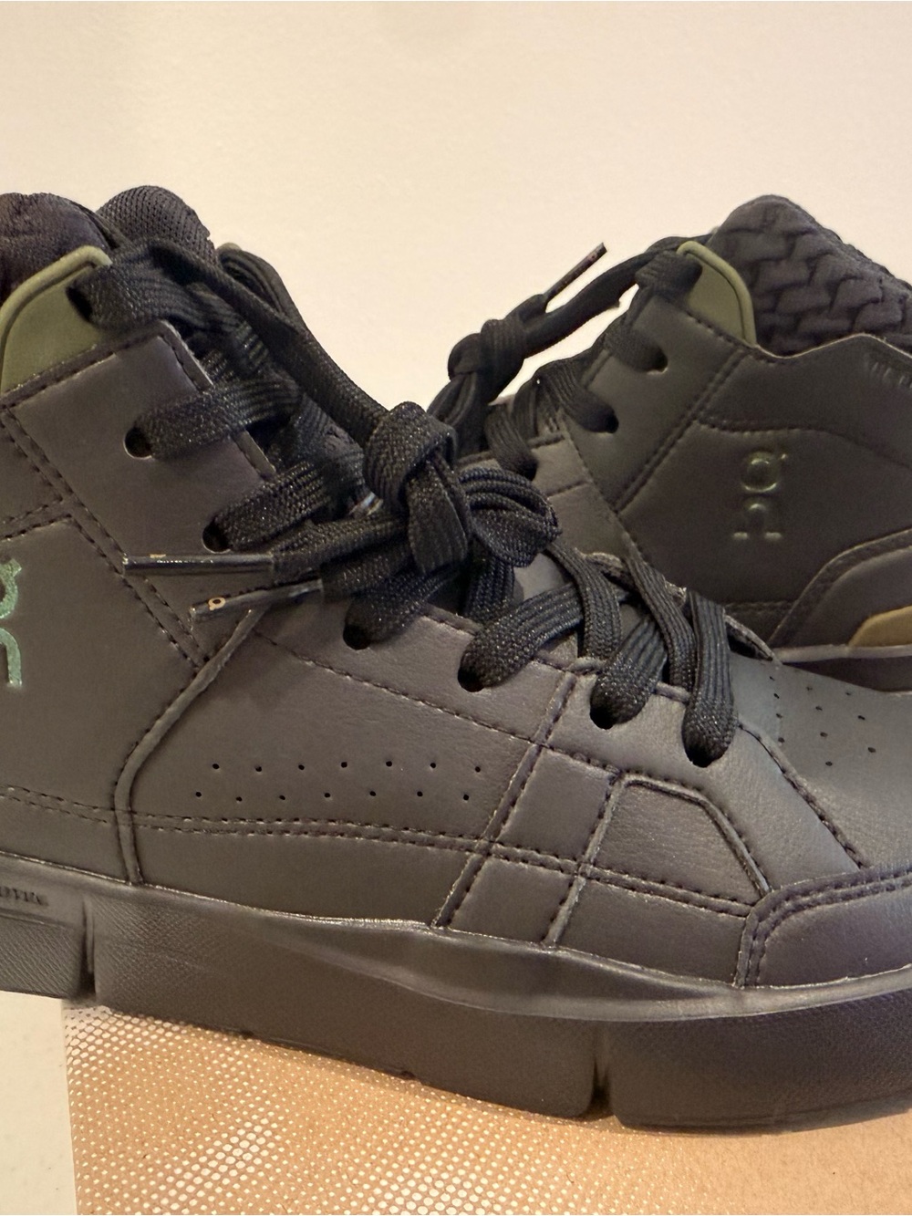 On Cloud THE ROGER Clubhouse Sensa Mid Top Lace-Up Sneakers Black Size 6W